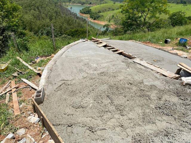 Área para Venda em Jambeiro - 4